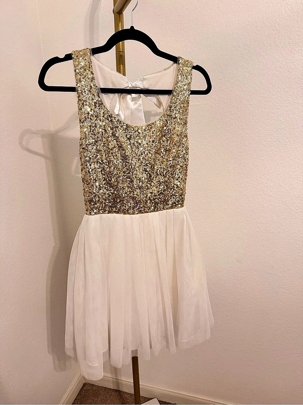B. Darlin Sequin Mini Dress in Gold & White Size 7/8 Like New